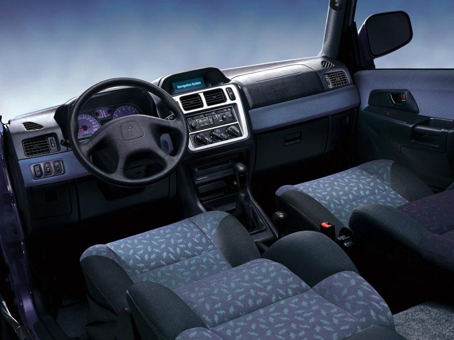 Торпедо Mitsubishi Pajero Pinin 5-Door 1999 года  (фото 8 из 13)